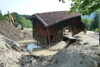 Zerstörter Feldstadel und Vermurungen auf landwirtschaftlichen Flächen im Bereich Tiroler Achen