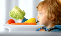 Kind vor einem Teller mit Gemüse (Ausschnitt aus dem Info-Kurzfilm Ernährungsbildung)