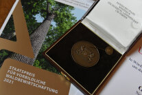 Nahaufnahme Medaille und Broschüre (© Wahrmut/StMELF)