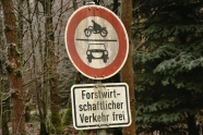 Verbotsschild für motorisierte Fahrzeuge mit Zusatz: "Für land- und forstwirtschaftlichen Verkehr frei"