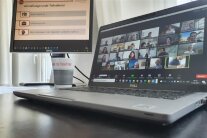 Laptop mit Bildern von einer Video-Konferenz