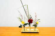 Rote und gelbe Rosen in einer Vase