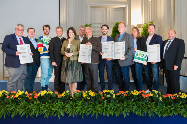 Staatsministerin Michaela Kaniber mit den Preisträgern des Staatsehrenpreises für vorbildliche Ausbildung im Garten- und Landschaftsbau