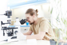 Pflanzentechnologe am Mikroskop