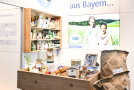 Stand mit verschiedenen Produkten, Bio aus Bayern
