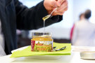 Ein Glas Honig mit der Aufschrift "Prärie-Mix, Energiepflanzen für Bioenergie und Bienen" 