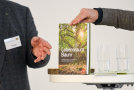 Ein Buch mit dem Titel Lebensraum Baum wird präsentiert