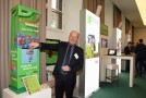Dr. Hermann Kolesch mit dem Seedball-Automat der Bayerischen Landesanstalt für Weinbau und Gartenbau. 