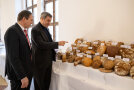Ministerpräsident Dr. Markus Söder und Landesinnungsmeister Heinrich Traublinger jun. begutachten die Brote, die auf einem Tisch ausgebreitet sind.