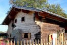 Saniertes eingeschossiges Kleinbauernhaus in Holzblockbauweise mit kleinen Fenstern