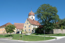 Kirche, Pfarrhaus und Schule bilden zusammen mit einem Großbaum das Ambiente des Geilsheimer Pfarrbucks