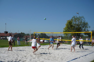 2 Mannschaften spielen Beachvolleyball