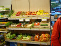Laden-Regal mit Obst und Gemüsen