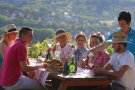 Gruppe sitzt am Tisch und trinkt Wein im Freien (Foto: Karl Josef Hillenbrand)