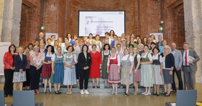 Staatsministerin Michaela Kaniber mit den Teilnehmerinnen des Landfrauen-Forums bei der Abschlussveranstaltung Landfrauen-Forum Bayern am 18. Mai 2022 in der Allerheiligen-Hofkirche