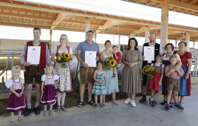 Landwirtschaftsministerin Michaela Kaniber mit den Preisträgerfamilien, Familie Himmelstoß (Lkr. Cham), Familie Leonbacher (Lkr. Fürstenfeldbruck) und Familie Grandl (Lkr. Freising). 