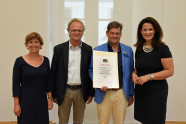 Ministerin mit VINAQUA Volkach e.G. (Lkr. Kitzingen), Preisträger Kategorie Weinbau