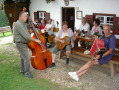 Vor einer Almhütte wird traditionelle bayerische Musik gespielt.