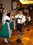Zwei Kinder zeigen einen traditionellen bayerischen Tanz auf einem Almbauerntag