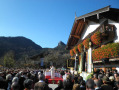 Vor einem regionaltypischen Haus findet die Messe zu Leonhardi statt. 