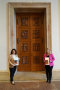 Staatsministerinnen Schreyer und Kaniber mit dem Flyer „Bauen mit Holz“ 