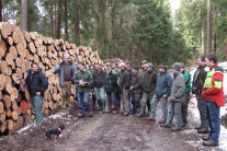 Menschengruppe vor Holzpolter im Wald (Foto: Karlheinz Stürmer, Bayerische Technikerschule für Waldwirtschaft)