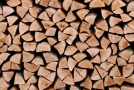 Gestapelte und gespaltene Holzstücke