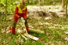 Waldarbeiter spaltet Holzstücke im Wald