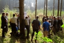 Im Wald werden an einer Schautafel Waldbesitzer geschult (Foto: W. Rothkegel)