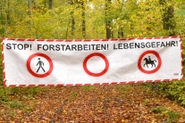 Waldweg ist mit einen Banner mit der Aufschrift "Stop! Forstarbeiten! Lebensgefahr!" versperrt (Foto: J. Böhm)