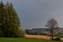 Aufziehende Gewitterwolken über einer Landschaft aus Wald und Feldern (Foto: J. Böhm)