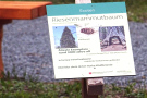 Schild mit Aufschrift, Fotos und Infos über "Riesenmammutbaum"