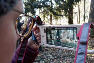 Waldbesucher betrachtet Wald durch ein spezielles interaktives Gerät (Foto: ARaction GmbH)