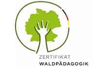 Logo: Zertifikat Waldpädagogik - Baum, der von einem Kreis umgeben ist. Der Stamm des Baumes hat die Form einer ausgestreckten Hand und die Baumkrone die Form von Deutschland.