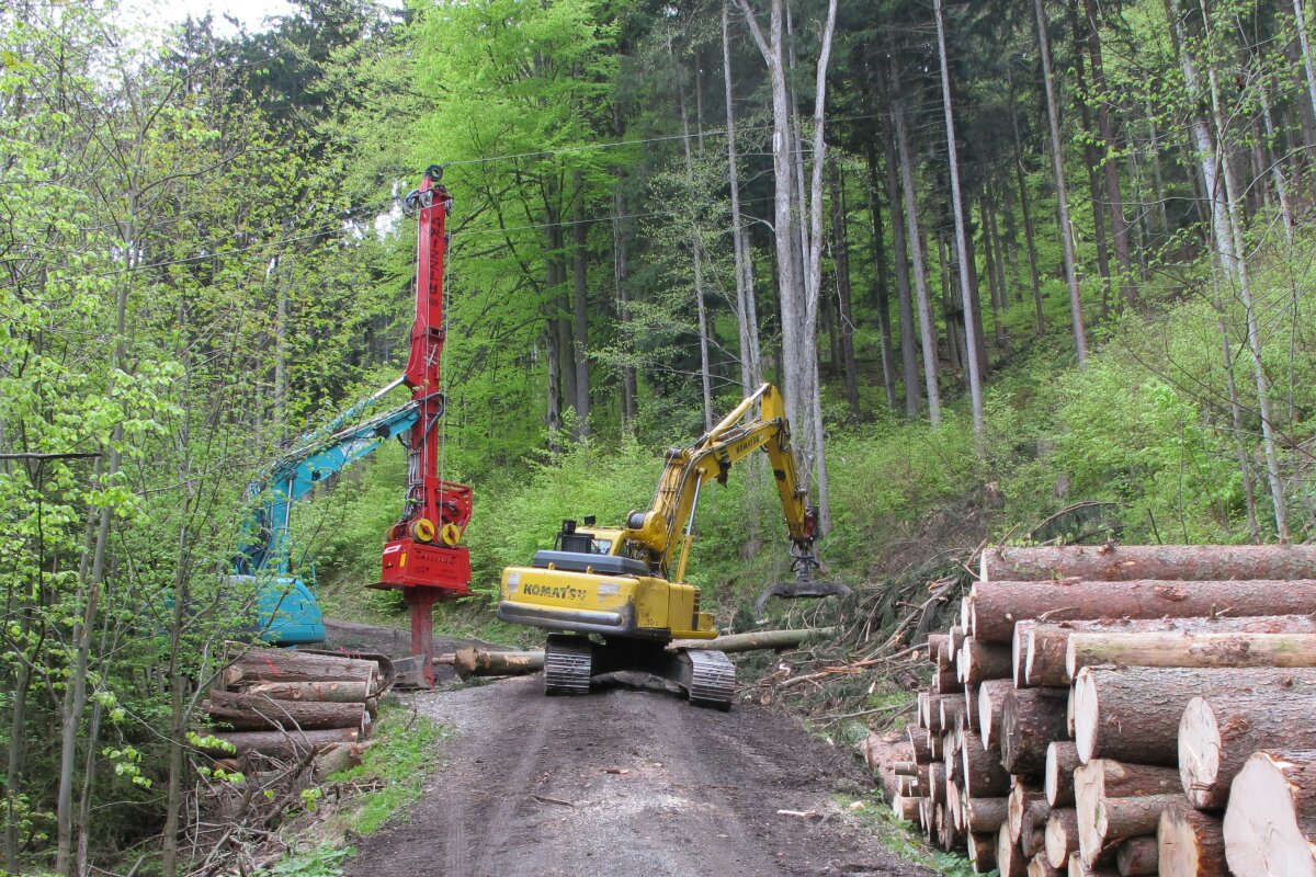 Seilkran und Rückezug auf einer Forststraße