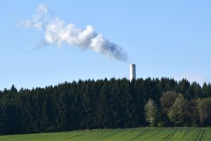 Landschaft mit Kohlekraftwerk im Hintergrund