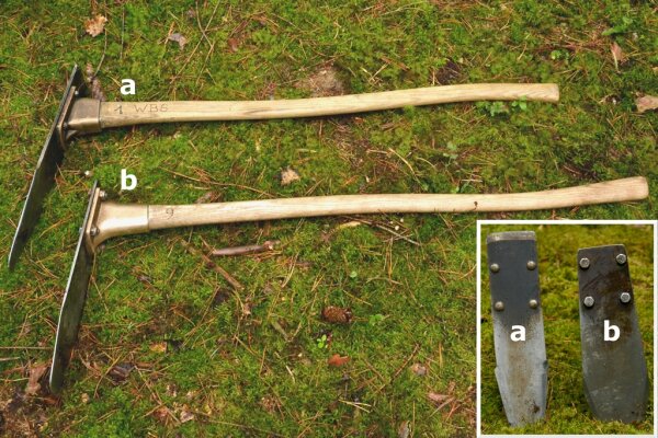 Die Buchenbühler Pflanzhaue (a) unterscheidet sich zur Rhodener Pflanzhaue (b) durch ein schmaleres Blatt und eine andere Stielform. Geeignet ist die Buchenbühler Pflanzhaue für kleine Pflanzen mit schmalen Wurzeln auf lockeren Böden.