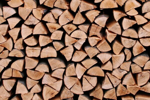 Holzscheite sind gespaltene Holzstücke unter einem Meter